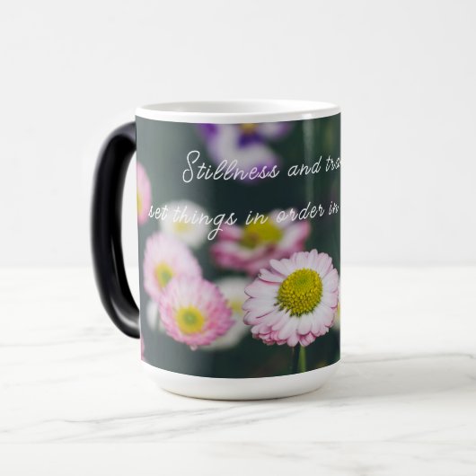 ピンクのデイジーと緑の庭のパンジー モーフィングマグカップ (正面左)