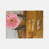 ピンクのデイジーと馬蹄地方ウェディングキープサケ フリースブランケット (正面(横))