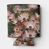 ピンクのデイジーのパーソナライズされた花 缶クーラー (裏面)