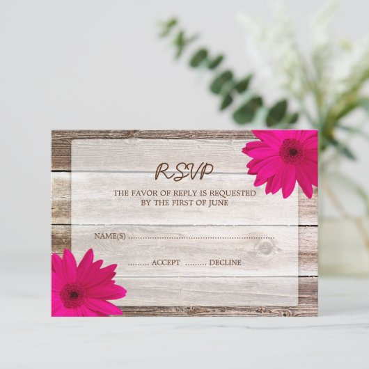 ピンクのデイジーの納屋木製の結婚RSVPの応答カード 出欠カード (スタンド正面)