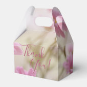 ピンクのデイジーエレガントお気に入りボックスロマンチックな花 フェイバーボックス (正面サイド)