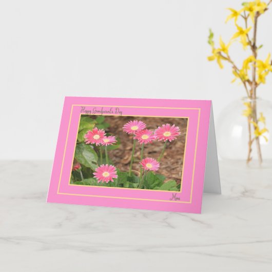 ピンクのデイジー付きミミのグランドペアレントのデイカード カード (黄色い花)