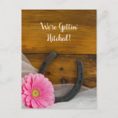 ピンクのデイジー馬蹄西結婚式日付を保存 案内ポストカード (正面)