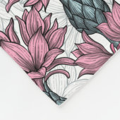 ピンクのトウモロコシの花、白い上に野生の花 フリースブランケット (角)