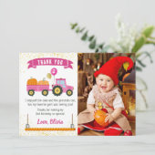 ピンクのトラクターとカボチャの秋の誕生日写真 サンキューカード (スタンド正面)