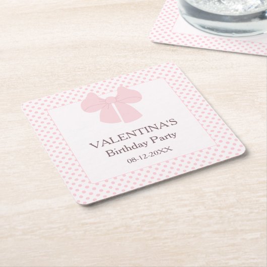 ピンクのドットとピンクの弓の女の子の誕生日 スクエアペーパーコースター (アングル)