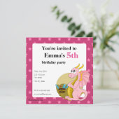 ピンクのドラゴンの漫画の誕生日プリント招待状 招待状 (スタンド正面)
