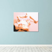 ピンクのドレスの女の子はキャンバスを包んだ キャンバスプリント (インサイチュ (ウッドフロア))