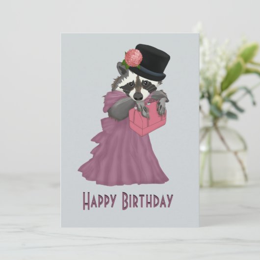ピンクのドレスを着た可愛いラクーンガールハッピーバースデー シーズンカード (スタンド正面)