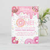 ピンクのドーナツ甘い1女の子の誕生日招待状。 招待状 (スタンド正面)