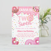 ピンクのドーナツ甘い2人の女の子2nd誕生日招待状。 招待状 (スタンド正面)