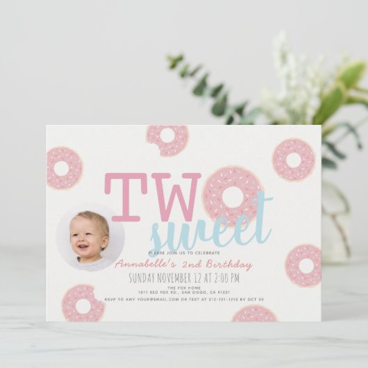 ピンクのドーナツ2つの甘い女の子の写真2番目の誕生日 招待状 (スタンド正面)