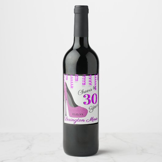 ピンクのハイヒール靴の誕生日パーティーきらめくウィン ワインラベル (正面)