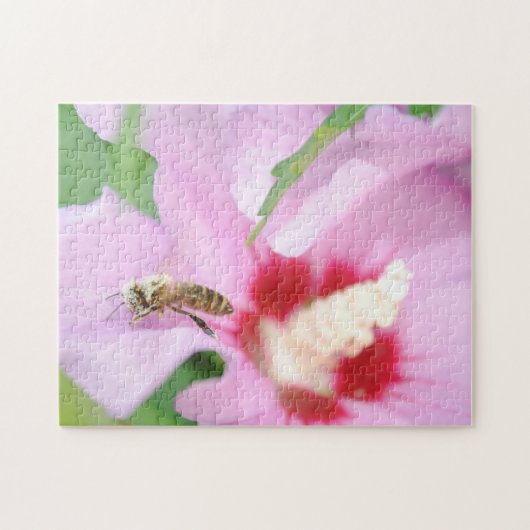 ピンクのハイビスカスの花とハニービーかわいい ジグソーパズル (横)
