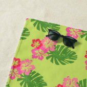 ピンクのハイビスカスハワイアン花模様(緑) ビーチタオル (インサイチュ)