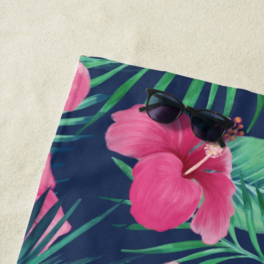 ピンクのハイビスカスフラワー&トロピカルパームリーフオアシス ビーチタオル (インサイチュ)