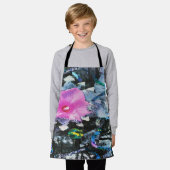 ピンクのハイビスカスブラックとホワイトのランドスケープコラージュ エプロン (着用した状態)