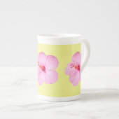 ピンクのハイビスカス熱帯花 ボーンチャイナマグカップ (正面右)