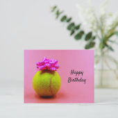 ピンクのハッピーバースデーワード付きテニスボール ポストカード (スタンド正面)