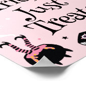 ピンクのハロウィーンの赤ちゃんシャワーいいえトリックだけで扱う ポスター (角)