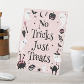 ピンクのハロウィーンの赤ちゃんシャワーいいえトリックだけで扱う 台座サイン (インサイチュ)