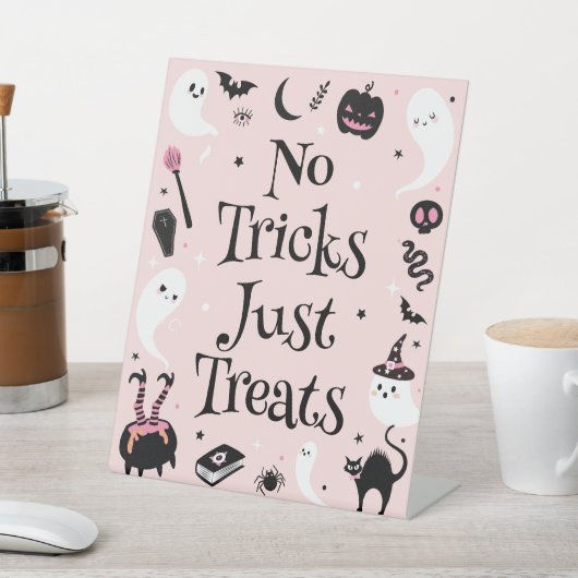 ピンクのハロウィーンの赤ちゃんシャワーいいえトリックだけで扱う 台座サイン (インサイチュ)