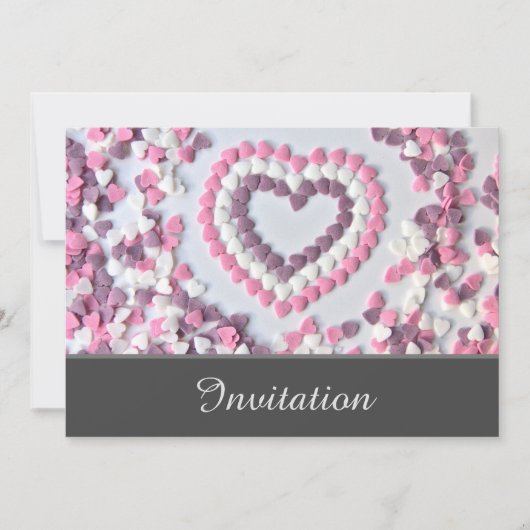 ピンクのハートがちりばめられた魅惑的な招待状 招待状 (正面)