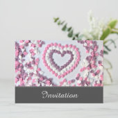ピンクのハートがちりばめられた魅惑的な招待状 招待状 (スタンド正面)