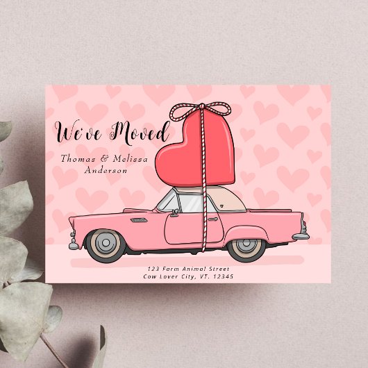 ピンクのハートが付いたヴィンテージカー 引っ越しました 新しい家 案内状