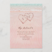 ピンクのハートが砂の宛先ビーチ結婚式 エンクロージャーカード (正面)