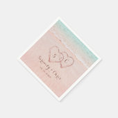 ピンクのハートが砂の宛先ビーチ結婚式 スタンダードカクテルナプキン (角)