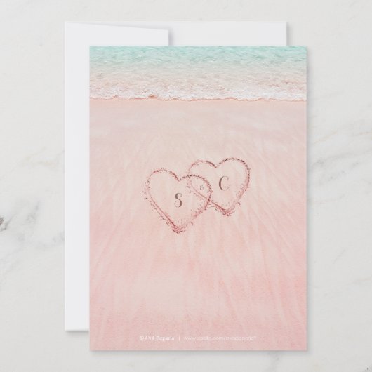 ピンクのハートが砂の宛先ビーチ結婚式 招待状 (裏面)