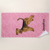 ピンクのハートと名前のAiredale Terrier Dog ビーチタオル (正面)