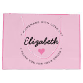 ピンクのハートと愛の手作りありがとう ラージペーパーバッグ (裏面)