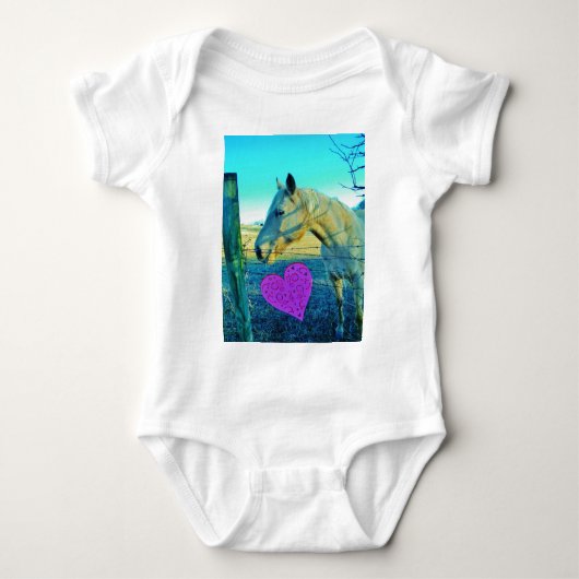 ピンクのハートと黄色の馬 ベビーボディスーツ (正面)