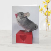 ピンクのハートに手を伸ばすチンチラ カード (黄色い花)