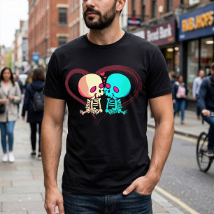 ピンクのハートの中でキスをするロマンチックなスケルトンのカップル Tシャツ