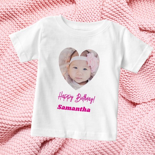 ピンクのハートの名前入りバースデーギフト女の子 ベビーTシャツ