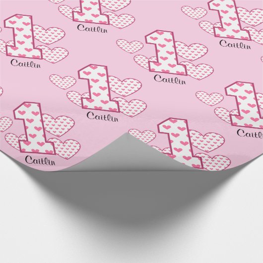 ピンクのハートの最初誕生日のカスタムV05F ラッピングペーパー (角)