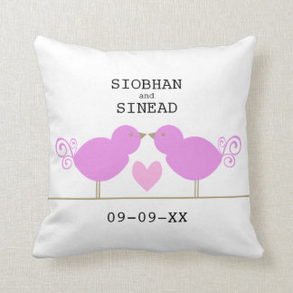 ピンクのハートの枕を持つかわいいピンクの鳥 クッション