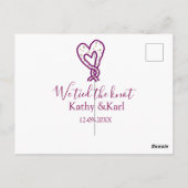 ピンクのハートの結び目 名前 結婚記念日 ロマンチック ポストカード (裏面)