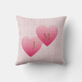 ピンクのハートはモノグラムパーソナライズされたを愛する クッション (裏面)