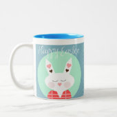 ピンクのハートを持つキュートな白いイースターバニー ツートーンマグカップ (左)