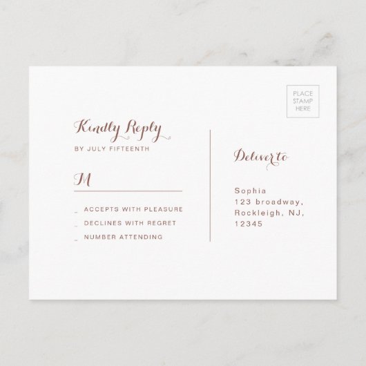 ピンクのハートを砂のビーチ結婚式RSVP インビテーションポストカード (裏面)