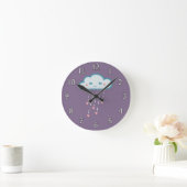 ピンクのハートを雨が降る幸せで青い雨雲 ラウンド壁時計 (ホーム)