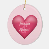 ピンクのハートカスタムとカップル名 セラミックオーナメント (左)