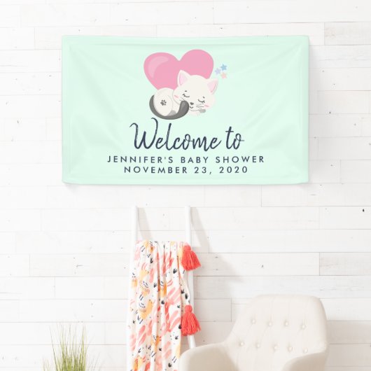 ピンクのハートシャワーで寝る甘い子ネコ 横断幕 (インサイチュ)