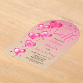 ピンクのハートバルーン甘い16誕生日パーティー アクリル招待状 (レイダウン)