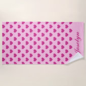 ピンクのハートパターンと名前名門私立校風のy2kビーチタオル ビーチタオル (正面)