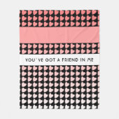 ピンクのハートパター得ン フリースブランケット (正面)